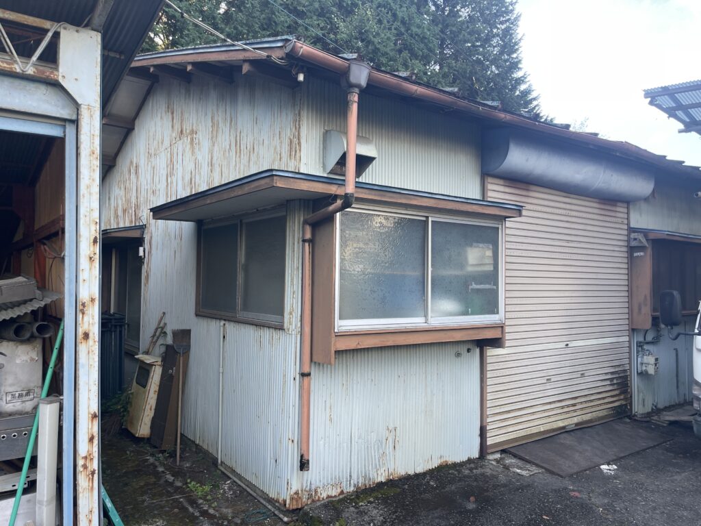 古くなって傷んだトタンから、ガルバリウム鋼板に張替え工事