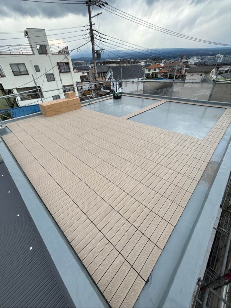 置くだけで簡単♪デッキパネル施工